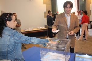 El portaveu de CiU a Girona, Carles Puigdemont, votant a la Casa de Cultura