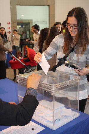 Una noia de 16 anys exercint el seu dret a vot a la Casa de Cultura de Girona