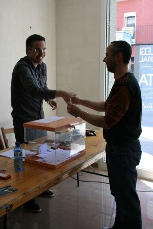 Les votacions al local comercial al Veïnat, situat al carrer Major.