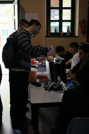 Dos joves votant a l'Estació Jove de Salt.