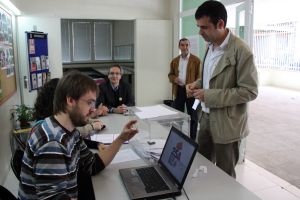 L'alcalde de Figueres, Santi Vila, votant al Centre Cívic de la Creu de la Mà