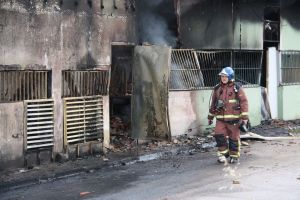 Més de deu dotacions dels Bombers i agents dels Mossos d'Esquadra han treballat en l'extinció del foc