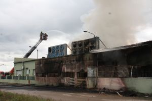 Efectius dels Bombers de la Generalitat treballant en l'extinció del foc de la nau industrial situada dins del terme municipal de Juià