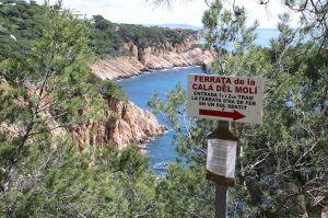 Un dels cartells on indica la direcció de la via ferrada de Sant Feliu de Guíxols que es reobrirà aquest dissabte