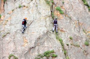 Dos escaladors experimentats fent el tram més difícil de la via ferrada de Sant Feliu de Guíxols