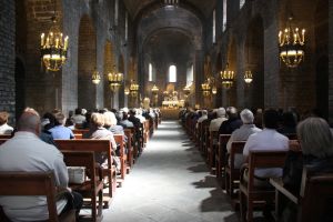 Un instant a l'interior del monestir durant la missa cantada