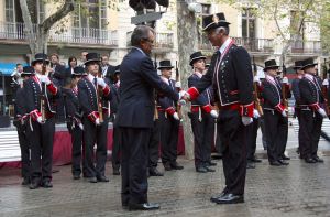 El president, Artur Mas, saludant la formació dels Mossos d'Esquadra davant de l'estàtua de Rafael de Casanova a Barcelona