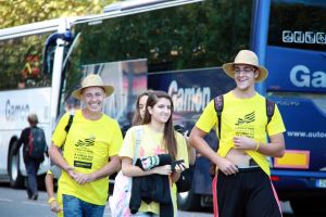 Tres lleidatans preparats amb barrets en direcció a l'autocar per anar cap a la Via Catalana