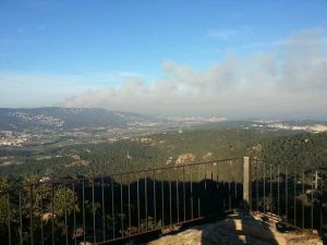 Columna de fum vista des del mirador de Pedralta a Sant Feliu de Guíxols