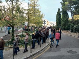 Llargues cues a l'institut Vicens Vives de Girona