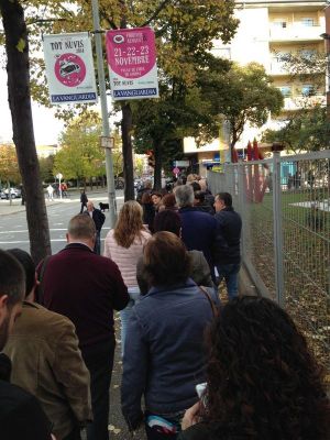Els accessos a l'ES Santiago Sobrequés de Girona desbordats