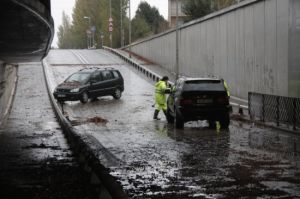 Imatge de dos cotxes a la ronda sud de Figueres que l'aigua s'ha endut aquesta matinada