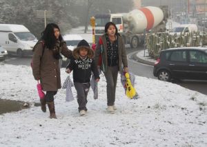 Nens anant a l'escola a Girona, caminant entre la neu