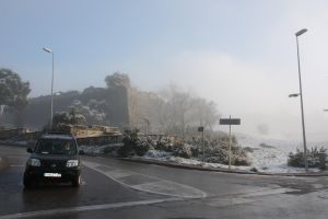 A la muntanya de Montjuïc s'ha acumulat un gruix d'entre dos i tres centímetres, i alguns accessos s'han hagut de tallar a conseqüència del glaç que cobria la calçada
