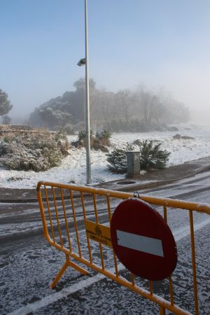 A la muntanya de Montjuïc s'ha acumulat un gruix d'entre dos i tres centímetres, i alguns accessos s'han hagut de tallar a conseqüència del glaç que cobria la calçada
