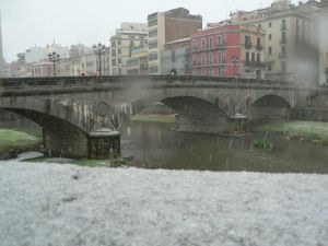 El pont de Pedra de la capital del gironès rebia les primeres volves de neu