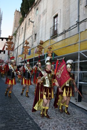 Els Manaies passant pel casc antic de Girona camí a la plaça de St. Pere per entregar el pendó.