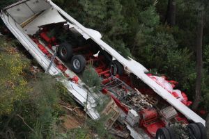 Les restes del camió accidentat a la C-25