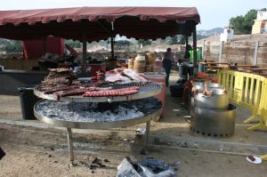 Hi havia un espai dedicat als visitants on se'ls hi permetia dinar/berenar carn feta en un foc a terra.
