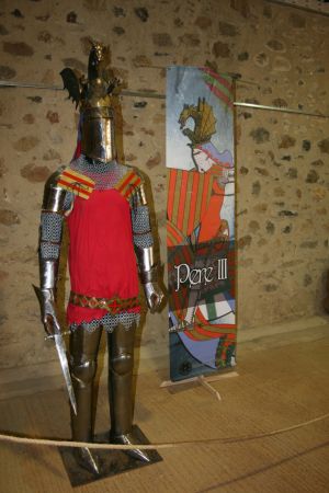 En aquesta fotografia es mostra en Pere III (El Cerimoniós) (1319 - 1387). Va ser qui va acabar amb la guerra amb la República de Gènova, també destaca la seva conquesta del comtat de Rosselló.