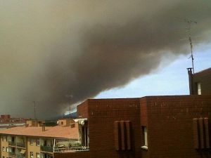 Columna de fum visible des de Figueres