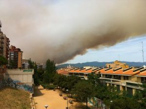 Columna de fum visible des de Figueres