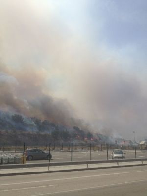 Les flames en un aparcament proper al nucli de la Jonquera