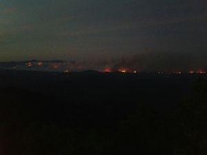 El foc segueix avançant al llarg de la nit. Vista des del santuari de la Mare de Déu del Mont