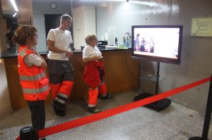 Membres de la Creu Roja atents a les informacions al pavelló de Fontajau