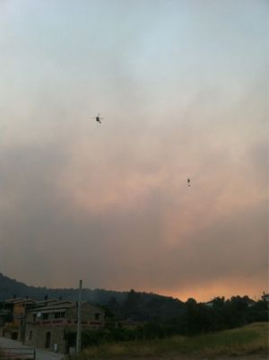 Helicopters remullant la zona incendiada