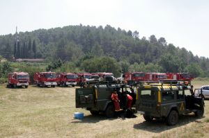 Punt de trobada dels efectius dels Bombers i de l'exercit que treballen en la zona sud de l'incendi de l'Alt Empordà