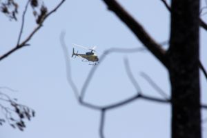 Un helicòpter remulla la zona cremada de l'incendi de l'Alt Empordà, a l'entorn de Boadella