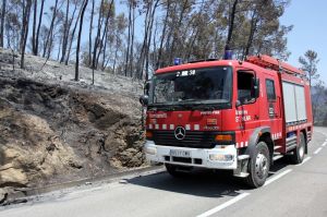 Un cotxe de Bombers patrulla la zona calcinada per l'incendi de l'Alt Empordà