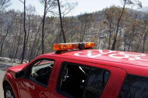 Un cotxe de Bombers patrulla la zona calcinada per l'incendi de l'Alt Empordà