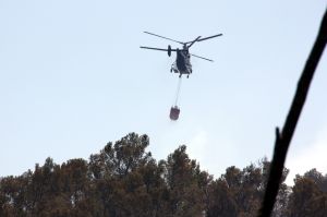 Un helicòpter sobrevola la zona cremada de l'incendi de l'Alt Empordà