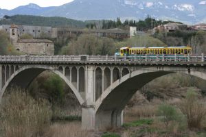 El tren turístic de Besalú portant als passatgers pels llocs més emblemàtics de la vila