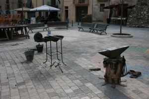 Els materials i les eines utilitzats per a fer els objectes de ferro estaven situats al Prat de Sant Pere