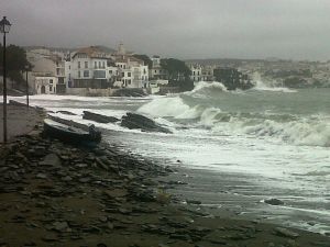 El temporal ha castigat el passeig marítim de Cadaqués