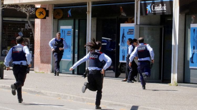 La policia entrant a la sucursal bancària atracada. ACN