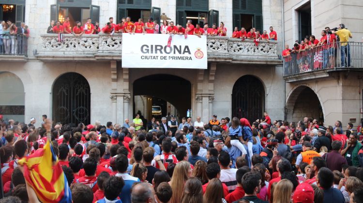 El balcó de l'Ajuntament de Girona amb els jugadors i les autoritats i el públic aclamant-los. ACN