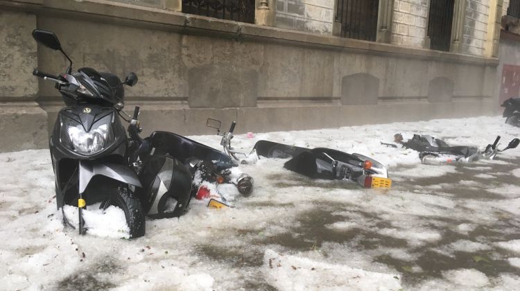 Motos cobertes de pedra en un carrer de Girona. ACN