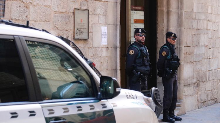 Agents de la Guàrdia Civil a l'exterior de la seu d'Agissa, situada al carrer Ciutadans de Girona, avui. ACN
