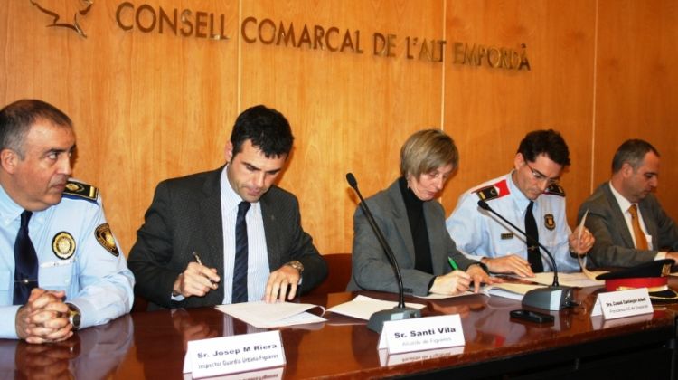 Moment de la signatura del protocol d'actuació que s'aplicarà a Figueres © AG