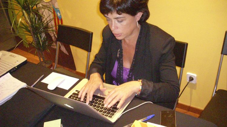 La candidata d'ERC, Blanca Palmada, participant a la Twittervista © AG