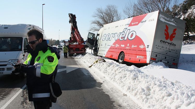 Un dels problemes per reobrir les carreteres és treure els cotxes i camions atrapats per la neu i abandonats pels conductors  © ACN