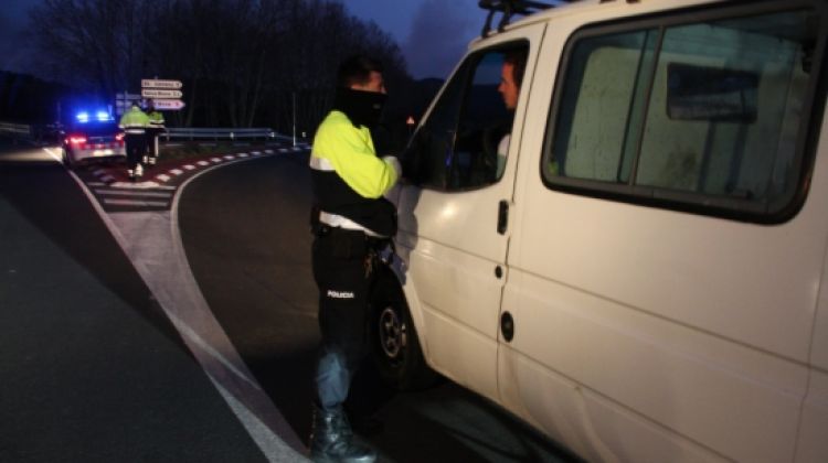 La policia ha tallat el trànsit i no deixa accedir vehicles a les urbanitzacions de Selva Brava i Font Bona © ACN