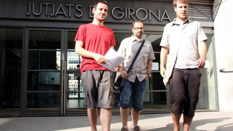 Els tres militants de la CUP davant dels Jutjats de Girona, on han presentant la denúncia © ACN