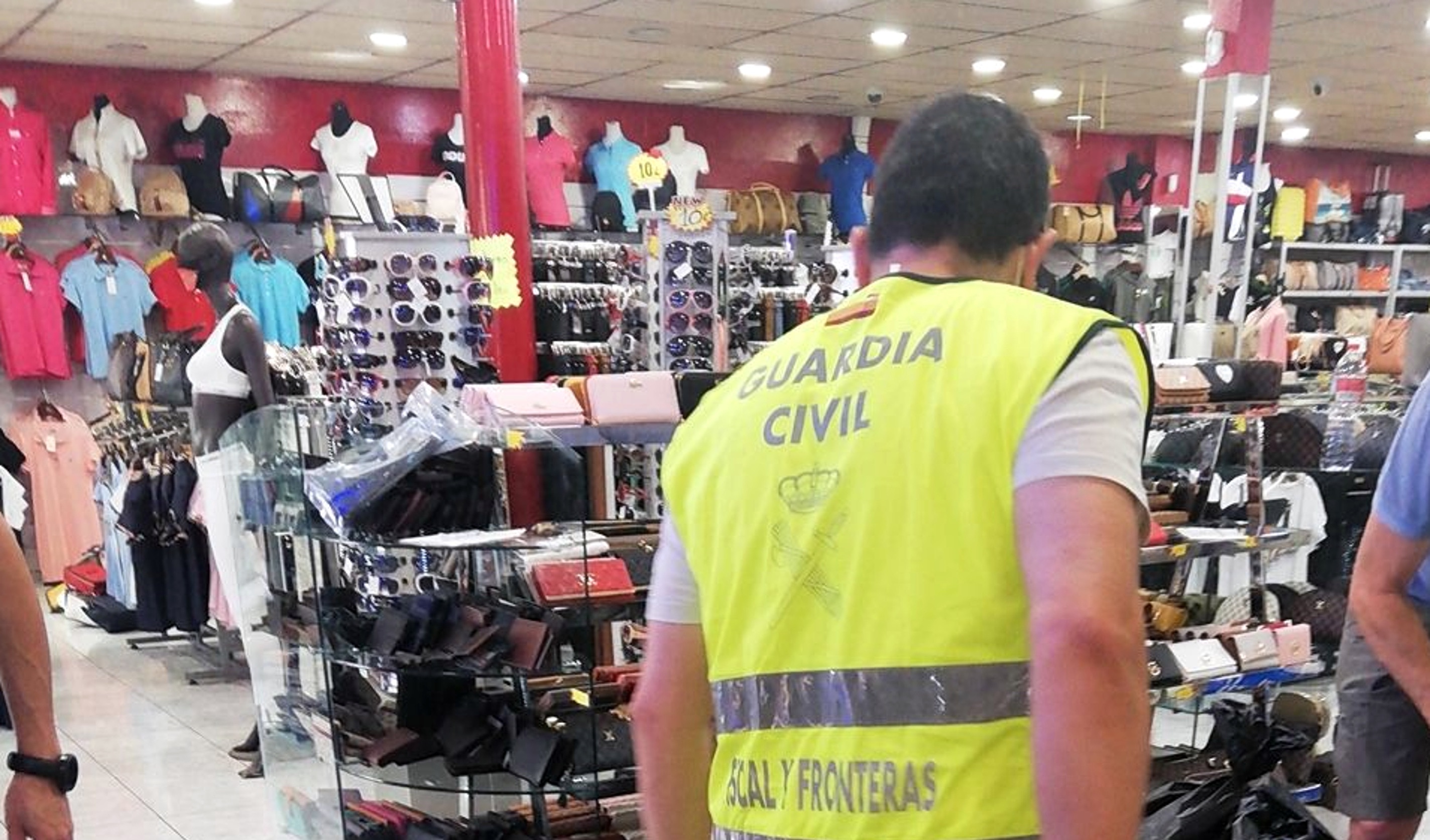 La Guàrdia Civil intervé més de 2.200 articles per valor 400.000 euros una botiga de la Jonquera - El Gerió Digital