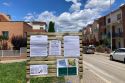 Veïns d'un solar de Montilivi a Girona posen un panell informatiu contra unes futures oficines
