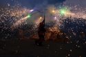 La revetlla de Sant Joan omple de foc i festa Girona amb fogueres, música i la Flama del Canigó